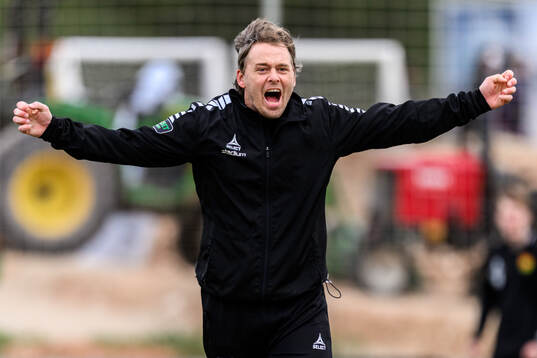 Tränare Fredrik Holmberg jublar