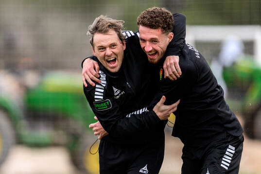 Tränare Fredrik Holmberg och Anes Cardaklija jublar