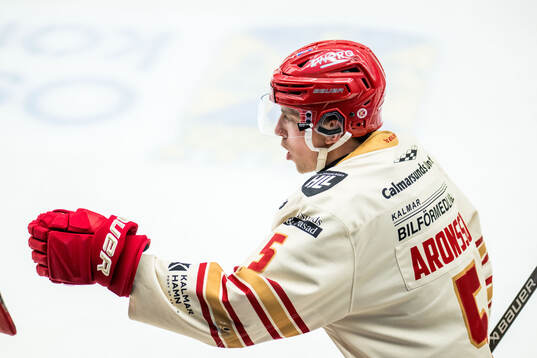 Kalmars Tobias Aronsson jublar