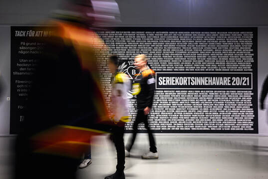 Vägg med namn på tidigare seriekortsinnehavare