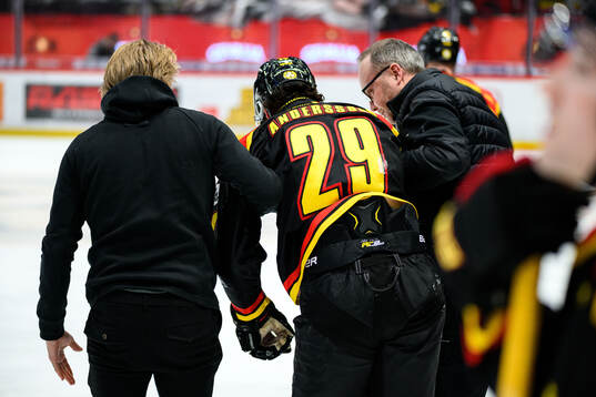 Brynäs Axel Andersson får vård