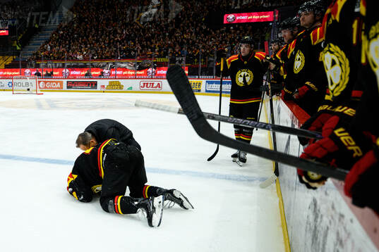 Brynäs Axel Andersson får vård av medicinsk personal