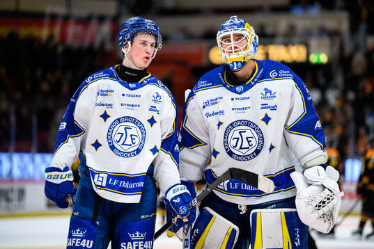 Leksands Tinus Luc Koblar och målvakt Marcus Gidlöf deppar