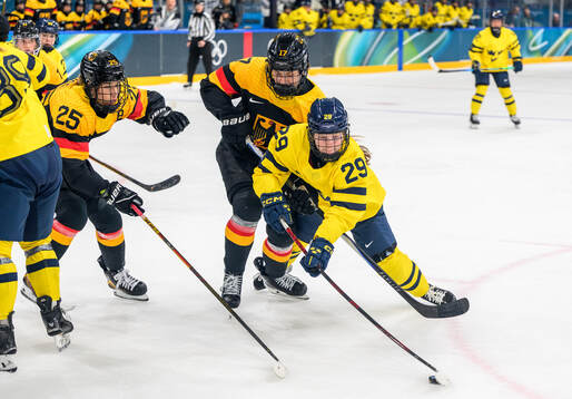 Emily Nix of Germany and Felizia Wikner Zienkiewicz of