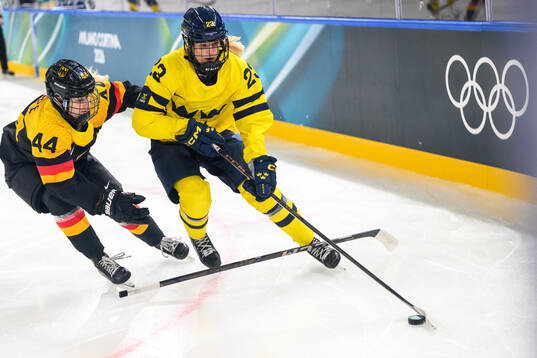 Hanna Hoppe of Germany and Thea Johansson of Sweden in the