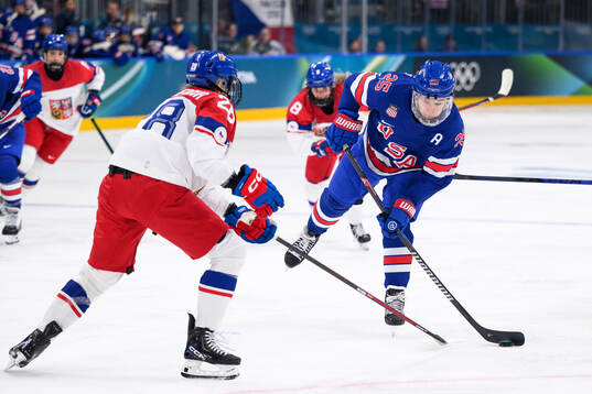 Alex Carpenter of USA in the women's ice hockey game