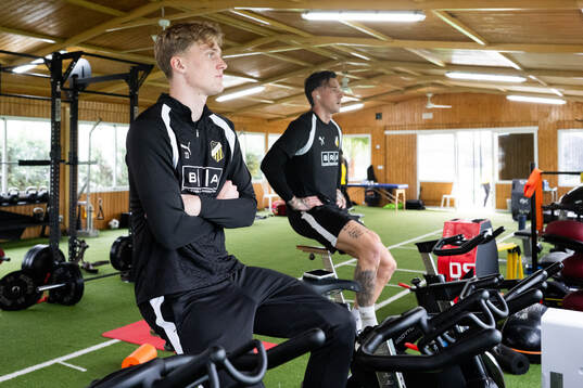 Olle Samuelsson och målvakt Andreas Linde  i gymmet