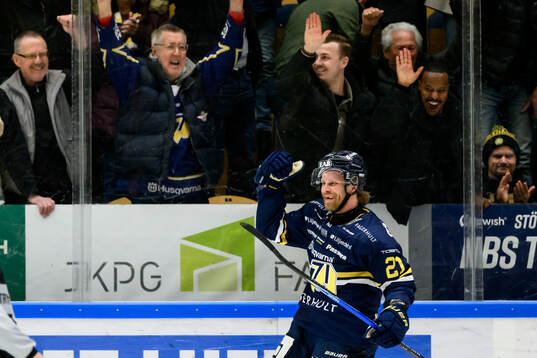HV71s Mattias Tedenby jublar