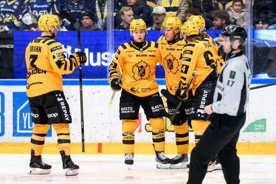 Skellefteås Oskar Vuollet jublar