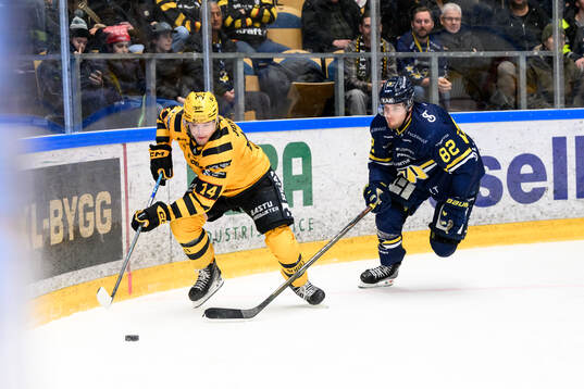 Skellefteås Andreas Johnson och HV71s Santeri Hatakka
