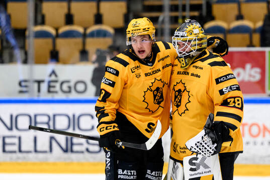 Skellefteås Victor Stjernborg och målvakt Strauss Mann