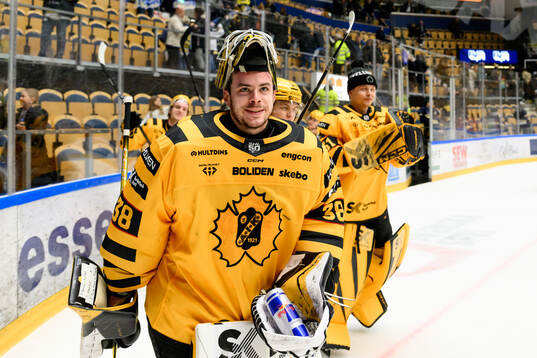 Skellefteås målvakt Strauss Mann jublar