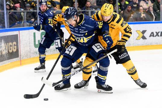 HV71s Joona Luoto och Skellefteås Max Krogdahl