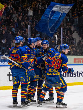 Djurgårdens Victor Eklund jublar med lagkamrater