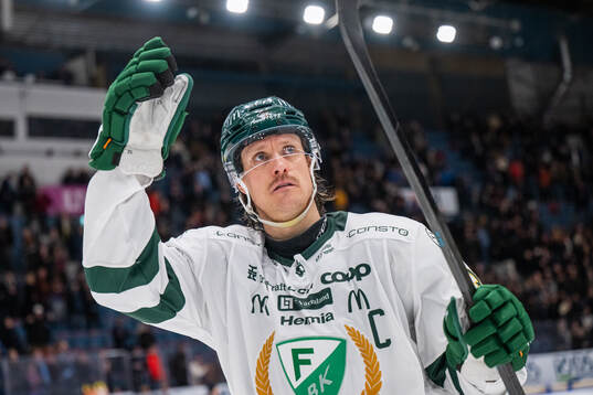 Färjestads Magnus Nygren tackar publiken