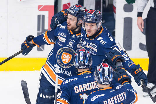 Växjös Lucas Elvenes och Joel Persson jublar
