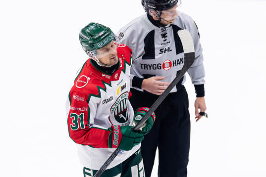 Frölundas Nicklas Lasu deppar när han bli utvisad