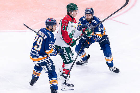 Frölundas Ivar Stenberg mellan Växjös Sebastian