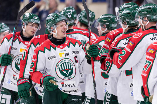 Frölundas Max Friberg jublar med lagkamrater