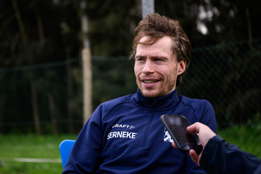 IFK Göteborgs Filip Ottosson pratar med medi<
