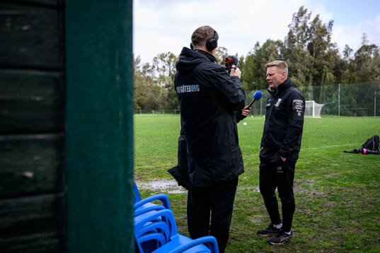 IFK Göteborgs tränare Stefan Billborn pratar med media