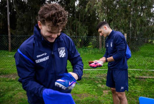 IFK Göteborgs Kolbeinn Thordarson och Gabriel Ersoy torkar
