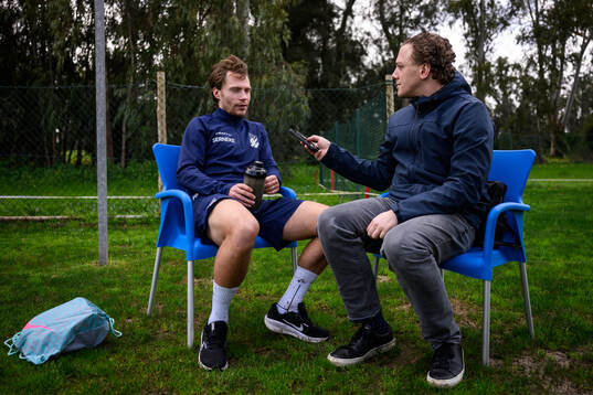 IFK Göteborgs Filip Ottosson pratar med Fredrik Janlind