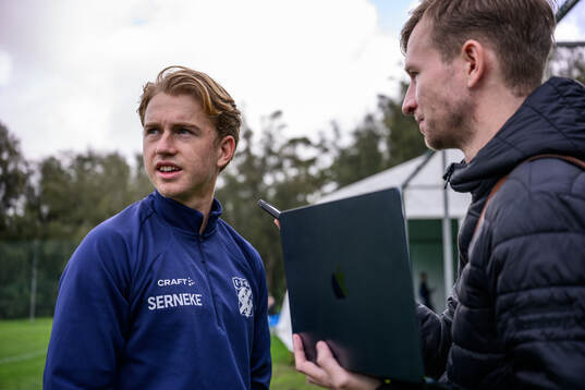 IFK Göteborgs Noah Tolf pratar med media
