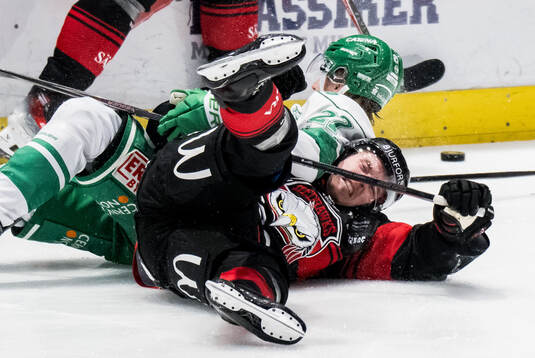 Rögles Linus Sjödin och Malmö Redhawks Linus Öberg
