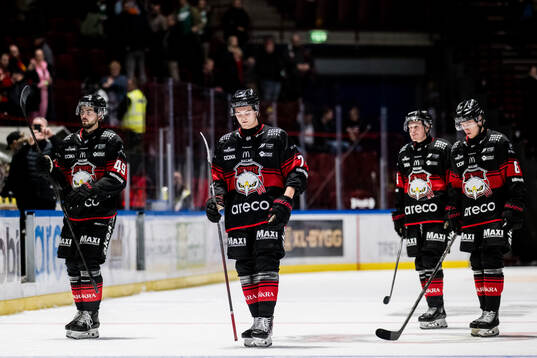 Malmö Redhawks Seth Barton och Felix Carell deppar