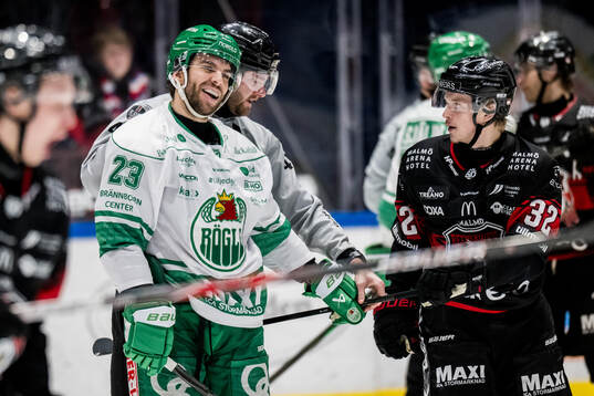 Rögles Josh Dickinson och Malmö Redhawks Joona Ikonen