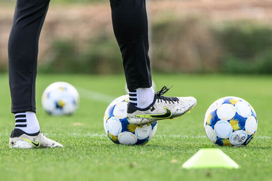 Fotbollsskor och fotbollar
