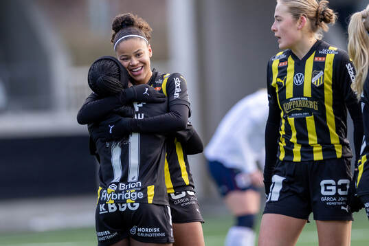 Häckens Felicia Schröder och Monca Jusu Bah jublar