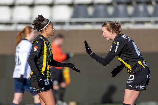 Häckens Felicia Schröder och Emma Östlund jublar
