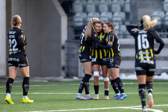 Häckens Helena Sampaio och Tabby Tindell jublar