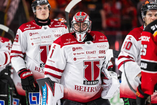Örebros Milton Oscarson och målvakt Jonas Arntzen deppar