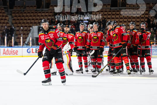 Luleås Linus Omark jublar med lagkamrater