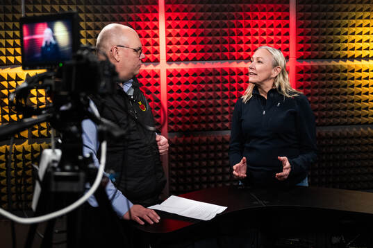 Luleås kommunikationschef Robert Hedlund intervjuar Helena