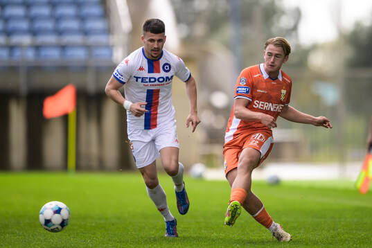 Stepan Harazim of Artis Brno and Noah Tolf of IFK Göteborg