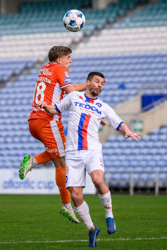 Felix Eriksson of IFK Göteborg and Jan Navratil of Artis