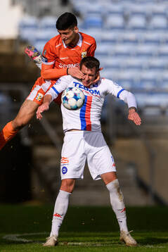 Gabriel Ersoy of IFK Göteborg and Artem Besedin of Artis