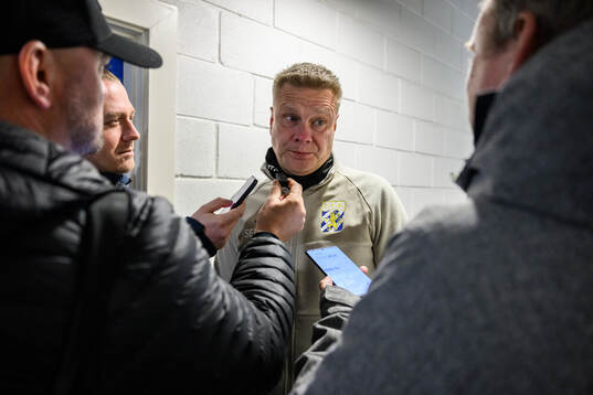 coach Stefan Billborn of IFK Göteborg speaks to media