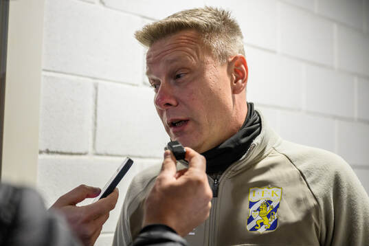 coach Stefan Billborn of IFK Göteborg speaks to media