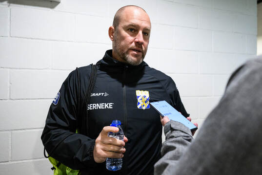Goalkeeper coach Lee Baxter of IFK Göteborg speaks to media