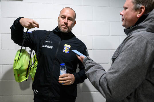 Goalkeeper coach Lee Baxter of IFK Göteborg speaks to media