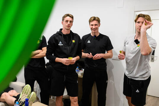 Oskar Ågren,  Robin Frej och August Wängberg spelar dart