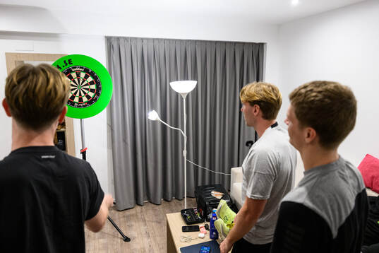 Robin Frej, August Wängberg och Lucas Hedlund spelar dart