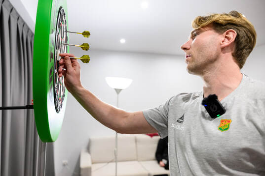 August Wängberg spelar dart i Robin Frejs hotellrum