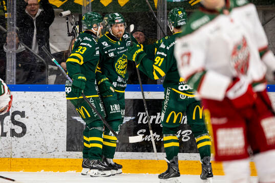 Björklövens Fredrik Forsberg blir grattad