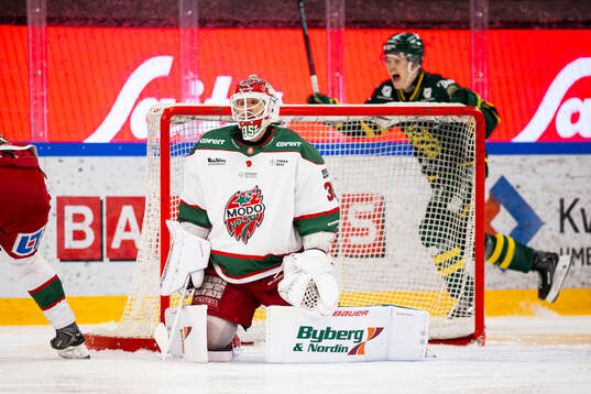 Modos målvakt Adam Werner deppar